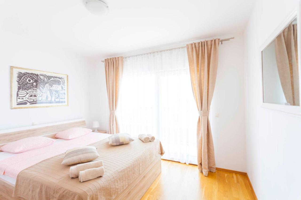 Apartments Dora Makarska Esterno foto